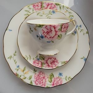 - New Royal Albert : English Rose  Bone China 3 pc set
